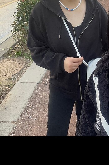 MAVİ FERMUARLI SİYAH SWEATSHİRT