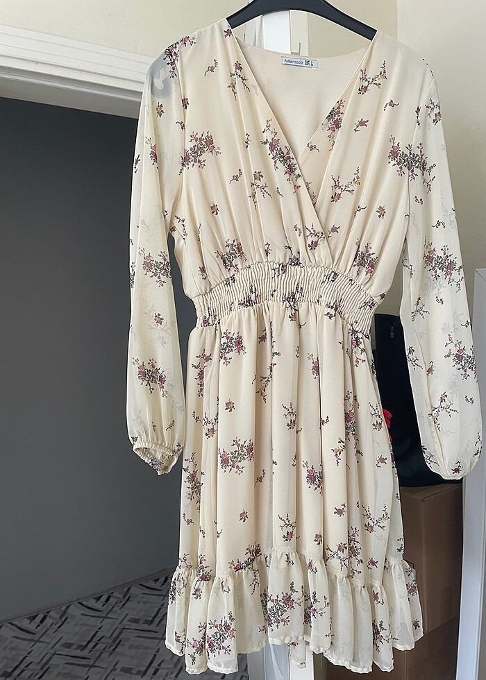 Çiçekli krem elbise - Görsel 2