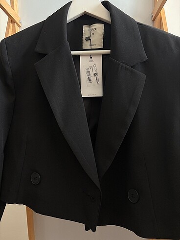 Quzu Crop siyah blazer