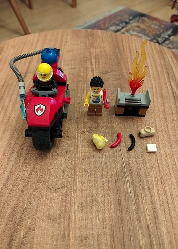 Kırmızı LEGO City İtfaiye Kurtarma Motorsikleti - Görsel 2