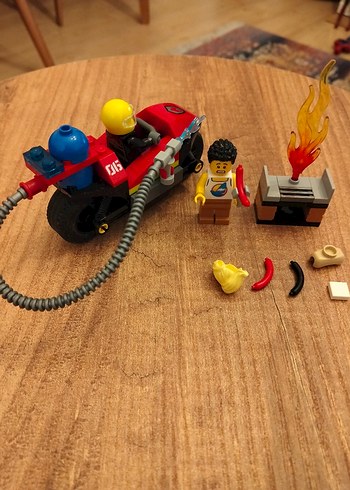 Kırmızı LEGO City İtfaiye Kurtarma Motorsikleti - Görsel 3