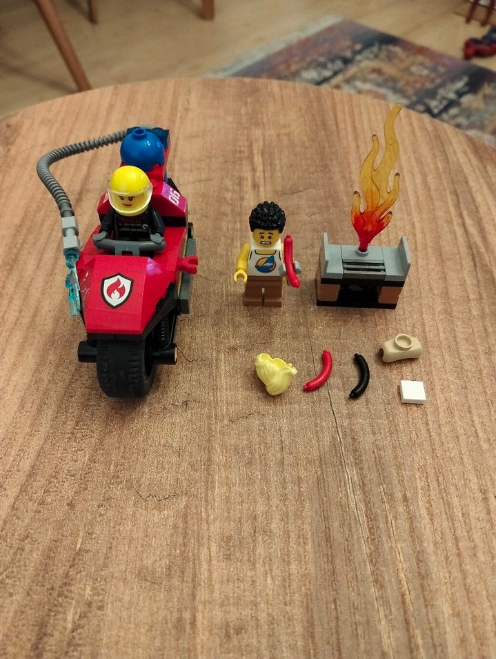 Kırmızı LEGO City İtfaiye Kurtarma Motorsikleti - Görsel 2