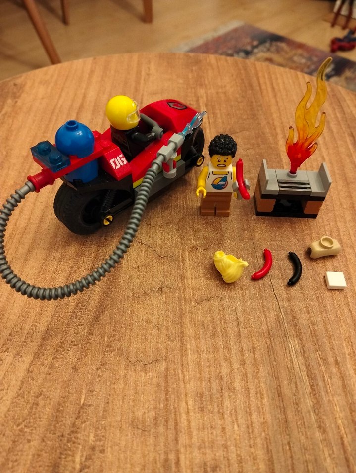 Kırmızı LEGO City İtfaiye Kurtarma Motorsikleti - Görsel 3