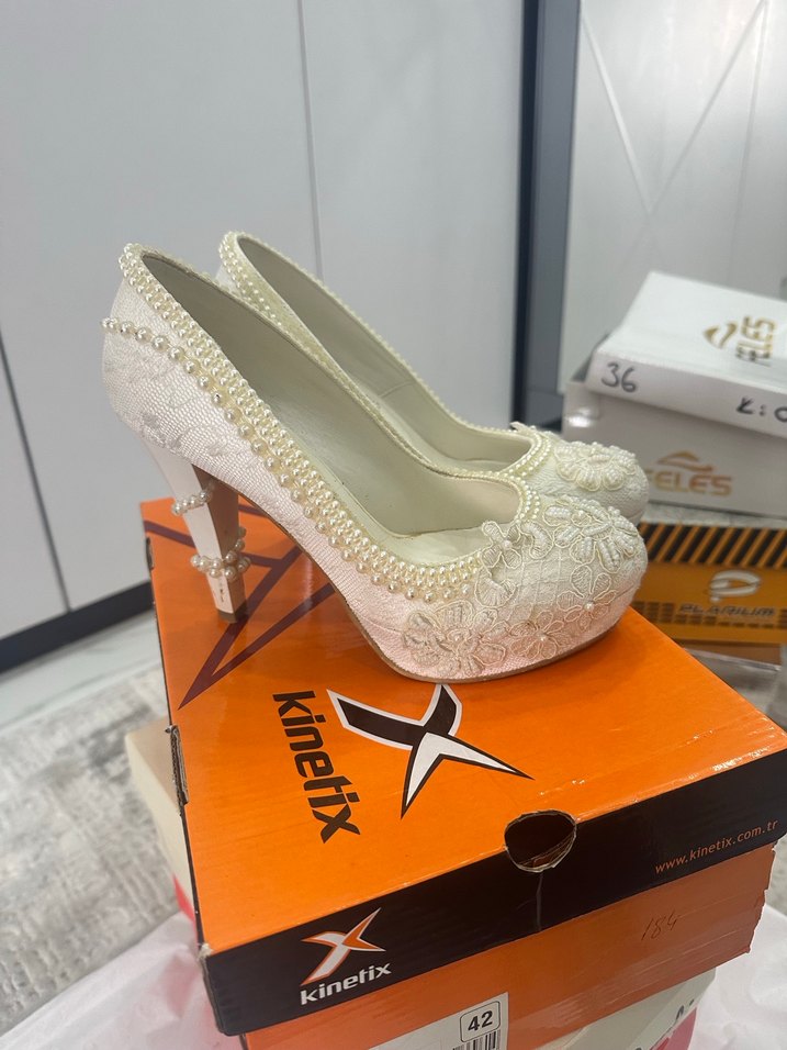 Kinetix Beyaz Dantel İşlemeli Dolgu Topuklu Kadın Ayakkabı - Görsel 2