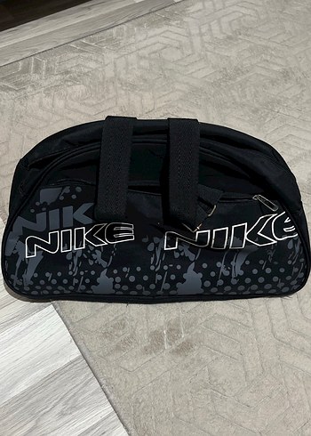 Nike Siyah Rock Punk Desenli Spor Çantası