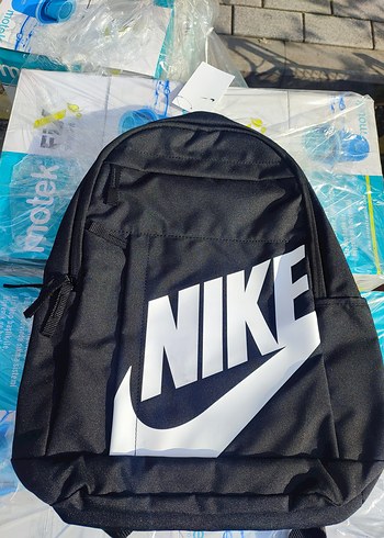  Beden Nike Siyah Baskılı Fermuarlı Sırt Çantası