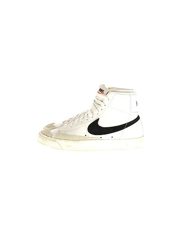 Nike Spor Ayakkabı %70 İndirimli.
