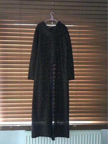 Belden aşağısı orta bölüm açık model triko elbise