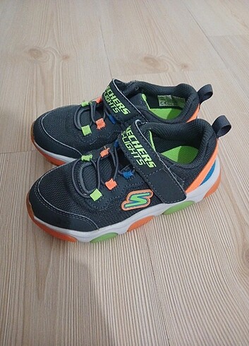 Skechers ayakkabi çok sağlam ve temiz kullanılmıştır ışıkların biri yanıy