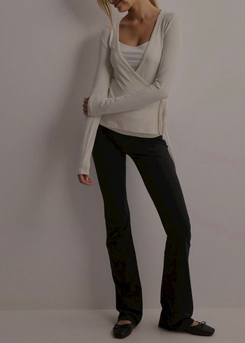 Beyaz V Yaka Uzun Kollu Bağlama Detaylı Bluz - Görsel 4