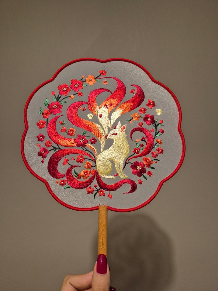 Kırmızı Renkli Nakışlı Tilki Detaylı Yelpaze - Görsel 3