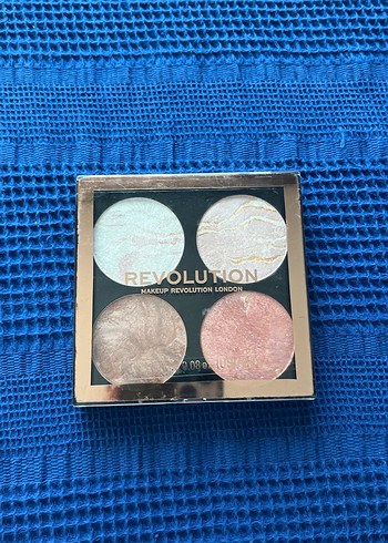 Makeup Revolution Çok Renkli Aydınlatıcı Paleti