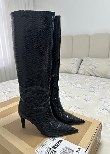 Siyah Yılan Derisi Desenli Dizüstü Topuklu Bot - Görsel 3