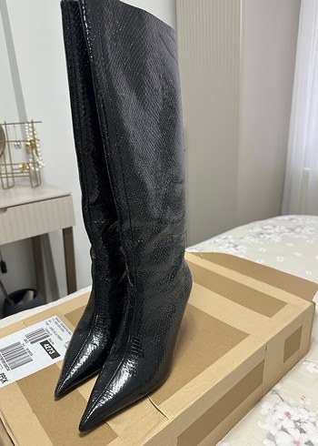 Siyah Yılan Derisi Desenli Dizüstü Topuklu Bot - Görsel 4