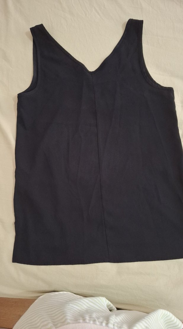 Siyah V Yaka Kolsuz Keten Kadın Atlet - Görsel 3