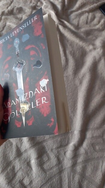  ARAMIZDAKİ GÖLGELER- TRICIA LEVENSELLER