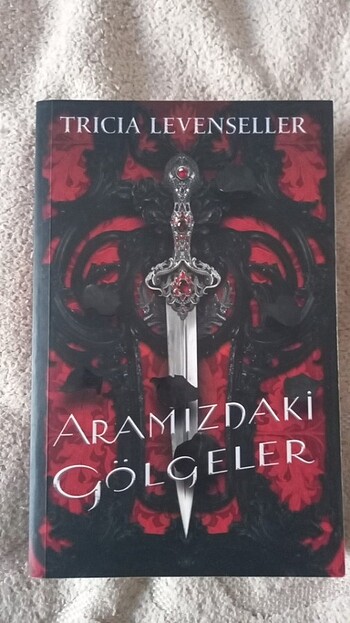 ARAMIZDAKİ GÖLGELER- TRICIA LEVENSELLER - Görsel 6