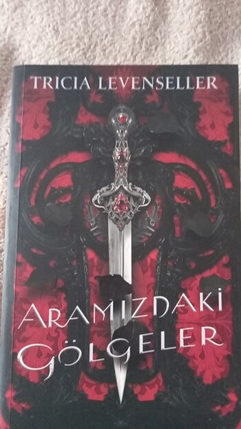 ARAMIZDAKİ GÖLGELER- TRICIA LEVENSELLER - Görsel 7