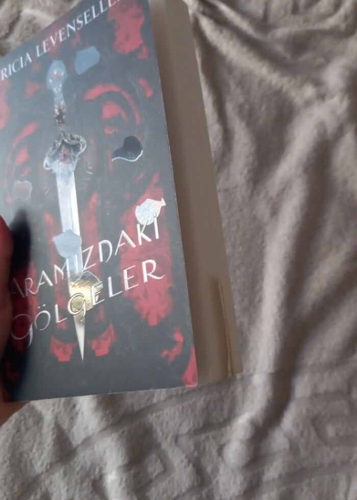 ARAMIZDAKİ GÖLGELER- TRICIA LEVENSELLER - Görsel 2
