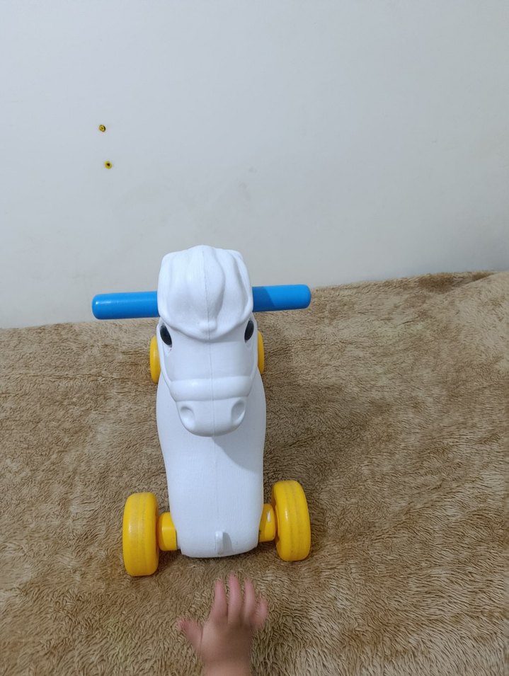 Beyaz ve renkli tekerlekli oyuncak at - Görsel 2