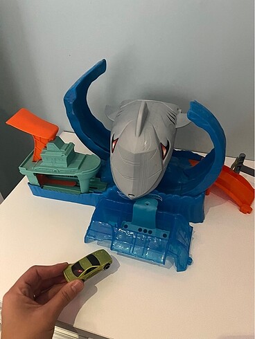 Hot wheels köpek balığından kaçış