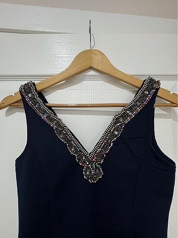 Yaka detayı boncuklu midi elbise - Görsel 2