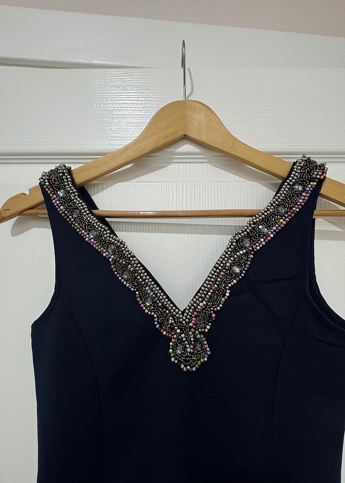 Yaka detayı boncuklu midi elbise - Görsel 2