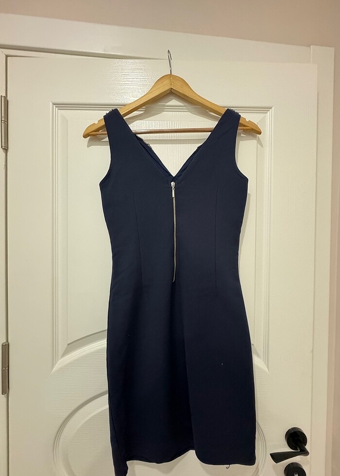 Yaka detayı boncuklu midi elbise - Görsel 3