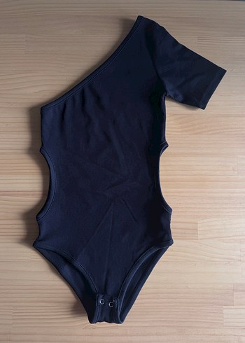 Kadın Siyah Tek Omuz Cut out Detaylı Likralı Çıtlı Body - Görsel 4