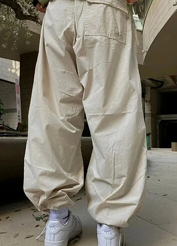 Bershka krem rengi paraşüt pantolon 
