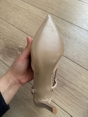 37 Beden ten rengi Renk Ten rengi valentino model stiletto