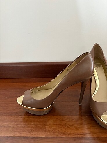 39 Beden Brian Atwood