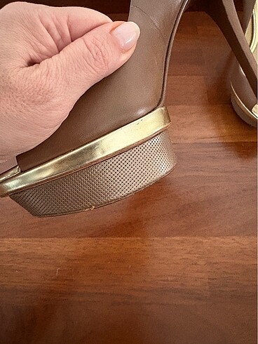 39 Beden camel Renk Brian Atwood
