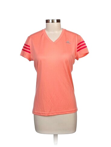 Adidas T-shirt %70 İndirimli.