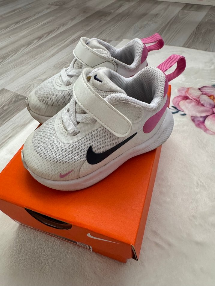 Kız Çocuk Beyaz Nike Spor Ayakkabı 19,5 numara orijinal - Görsel 2