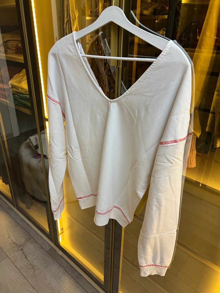 Beyaz V Yaka Kadın Kısa Sweatshirt - Görsel 3