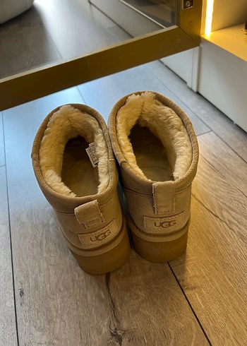 Ugg Ugg Bej Süet Tüylü Dolgu Topuk Bot