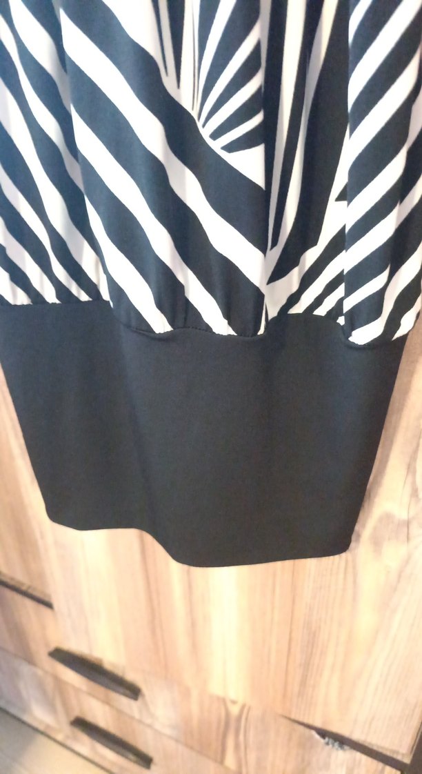 Boncuk Detaylı Zebra Desenli V Yaka Midi Elbise - Görsel 4