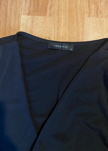 V Yakalı Siyah Kısa Bluz - Görsel 2