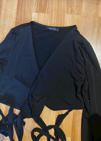 V Yakalı Siyah Kısa Bluz - Görsel 3