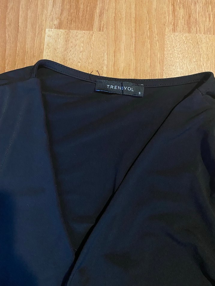 V Yakalı Siyah Kısa Bluz - Görsel 2