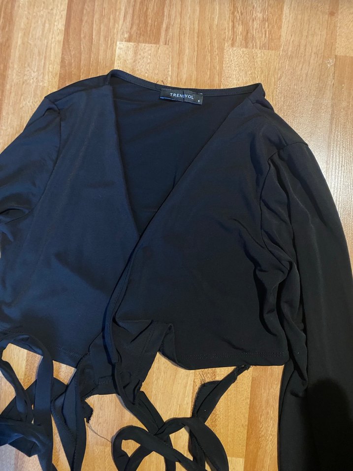 V Yakalı Siyah Kısa Bluz - Görsel 3