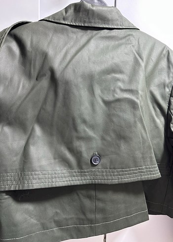 Zara Kemer Detaylı Mumlu Kısa Trençkot
