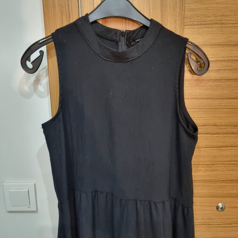 Siyah, Yüksek Yakalı, Pileli Uzun Elbise - Görsel 3