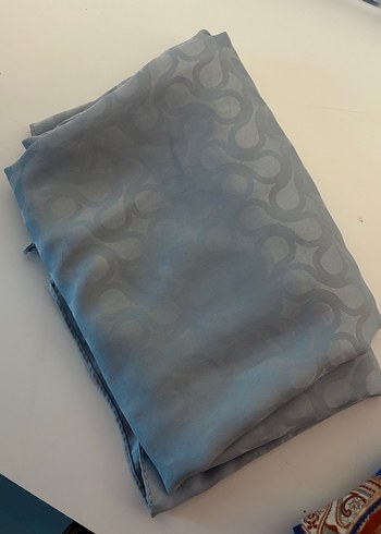 Kadın Gri Dökümlü Saten Şal - Görsel 2