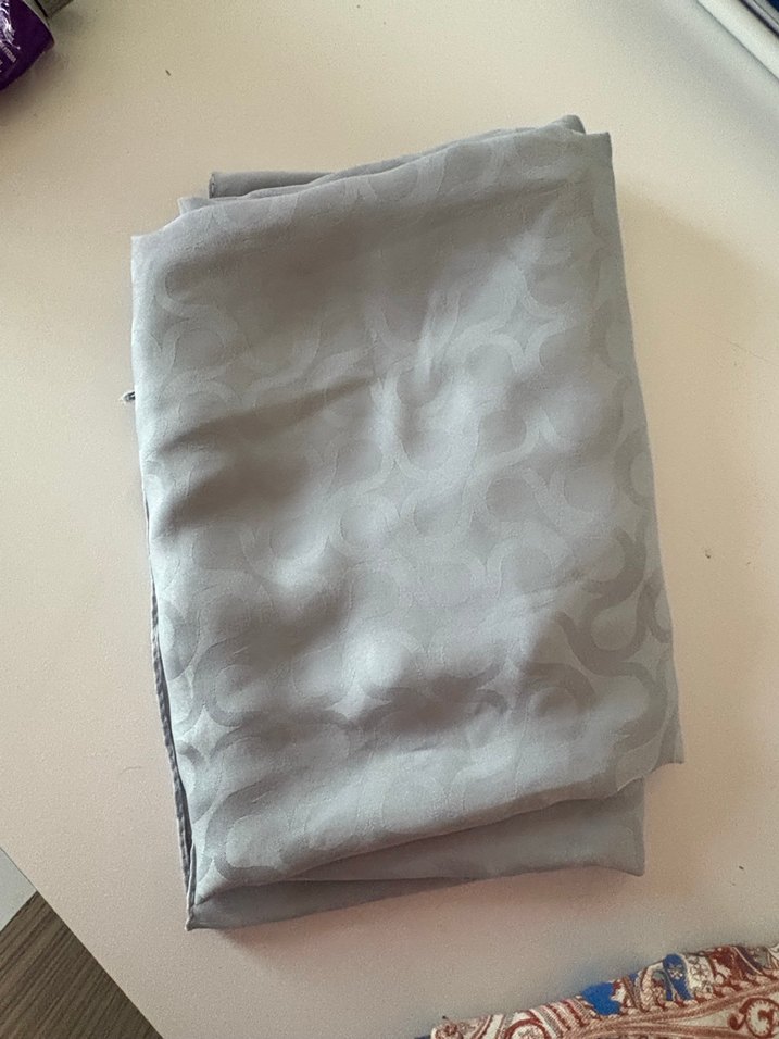 Kadın Gri Dökümlü Saten Şal - Görsel 3