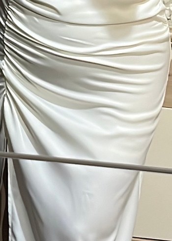 Beyaz Drapeli saten yırtmaçlı elbise - Görsel 2