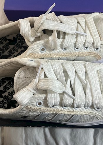 Sifir hic giyilmemis Adidas Beyaz Kadın  Spor Ayakkabı - Görsel 2