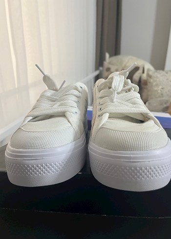 Sifir hic giyilmemis Adidas Beyaz Kadın  Spor Ayakkabı - Görsel 4
