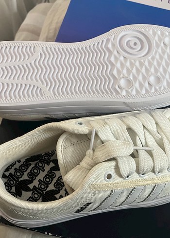 Sifir hic giyilmemis Adidas Beyaz Kadın  Spor Ayakkabı - Görsel 9